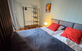 Orange Studio With Balcony - Free Parking And Self Check-In